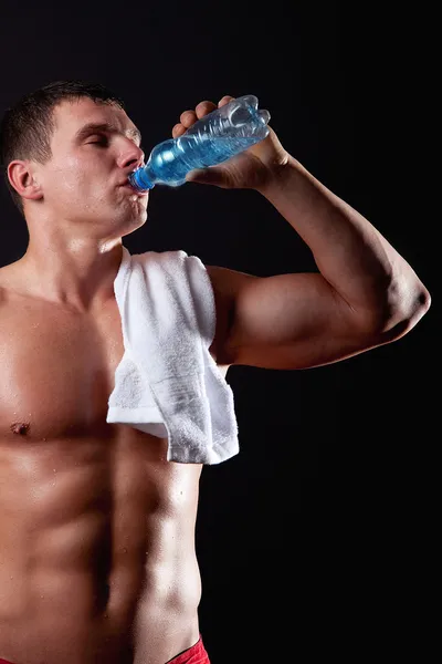 Sportman drinken van minerale watet — Stockfoto
