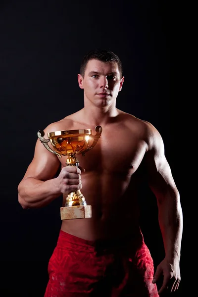 Atleta mostrando un trofeo — Foto de Stock
