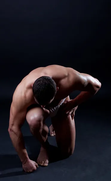 Bild av atletisk man på knä — Stockfoto
