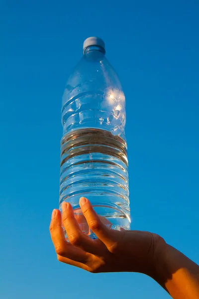 Mão humana segurando uma grande garrafa de água — Fotografia de Stock
