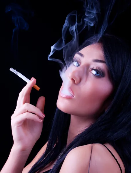 Портрет элегантной брюнетки для курения — стоковое фото