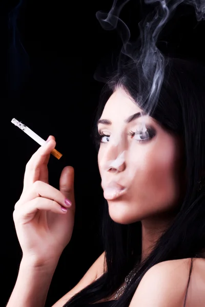 Πορτραίτο γυναίκας κομψά κάπνισμα — Φωτογραφία Αρχείου