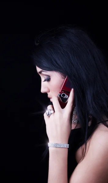 Atractiva morena llamando por móvil — Foto de Stock