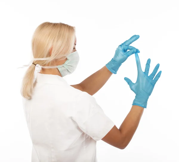 Blond läkare bär handskar — Stockfoto