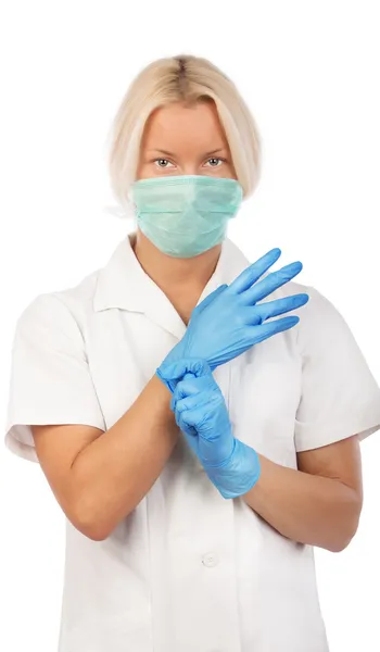 Blonde médecin portant des gants — Photo