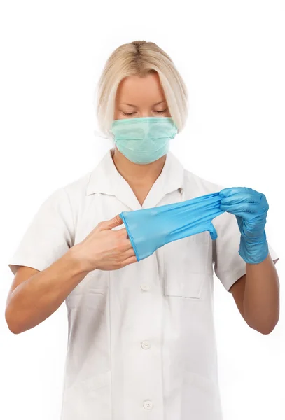 Enfermeira loira usando luvas — Fotografia de Stock