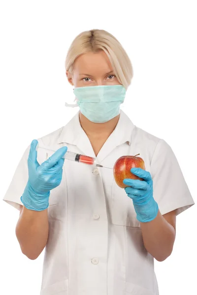 Infermiera sta facendo l'iniezione in mela — Foto Stock