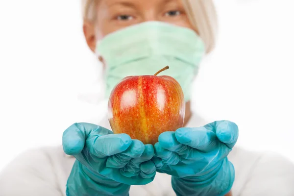 Pomme entre les mains du médecin — Photo