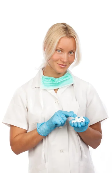 Счастливая медсестра держит таблетки — стоковое фото