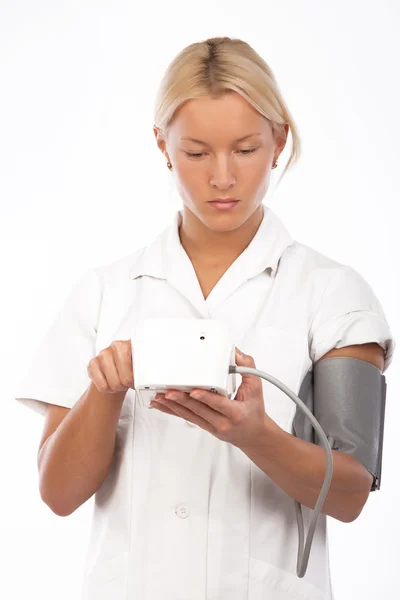 Roztomilá žena měření krevního tlaku — Stock fotografie