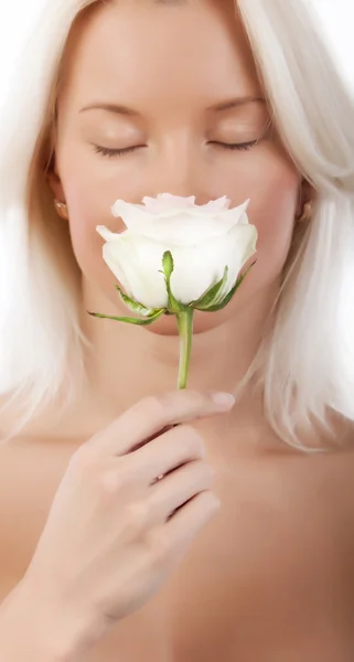 Sexy blonde ruiken een roos — Stockfoto