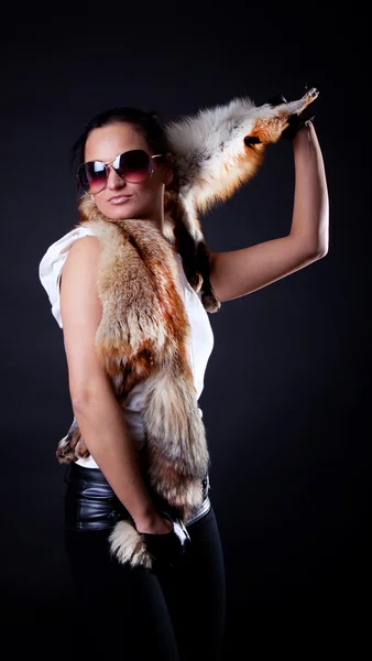 Brunette houden fox huid — Stockfoto