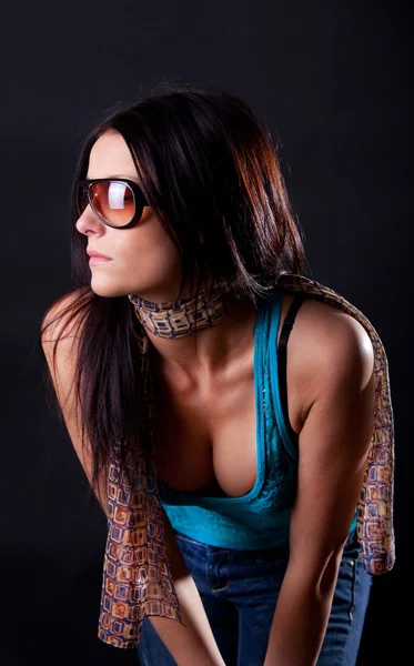 Vacker kvinna i solglasögon — Stockfoto