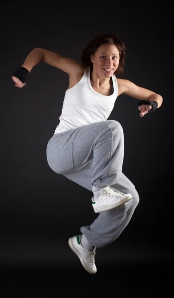 Szczęśliwy uśmiechający się tancerz skoki — Zdjęcie stockowe