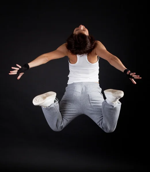 Sportvrouw springen tijdens haar opleiding — Stockfoto