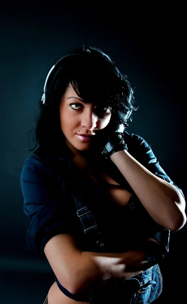Atrakcyjny brunetka słuchania muzyki — Zdjęcie stockowe