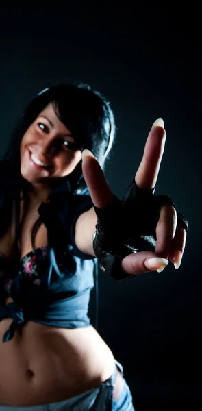 Smiling girl showing victory sign — Stock Photo, Image