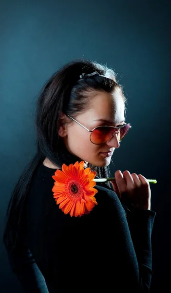 Giovane donna che tiene un fiore — Foto Stock