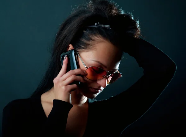 Atractiva morena hablando por teléfono — Foto de Stock