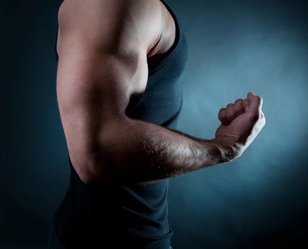 Homem mostrando seus bíceps — Fotografia de Stock