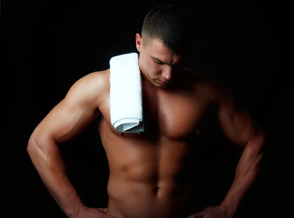 Atleta muscular segurando toalha — Fotografia de Stock