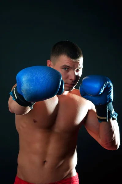 Спортивный боксер во время боя — стоковое фото