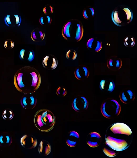 Мильні бульбашки на темному фоні — стокове фото