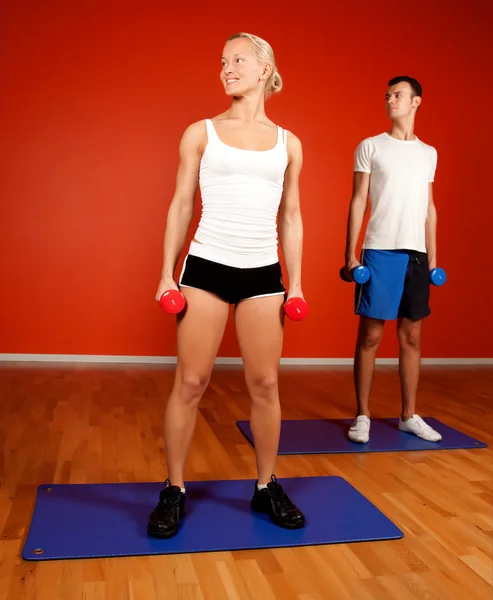 Muž a žena tréninků v tělocvičně — Stock fotografie