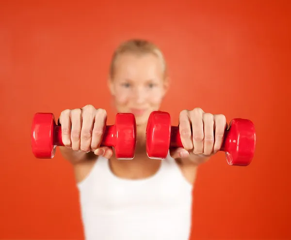 Young woman lifting weights — Stock Photo, Image