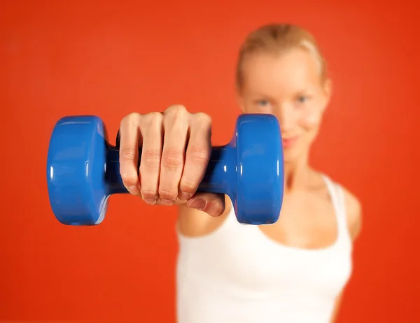 Young attractive woman lifting weights — Stock Photo, Image