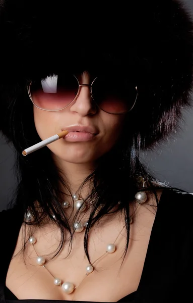 흡연 섹시 한 숙 녀의 초상화 — 스톡 사진