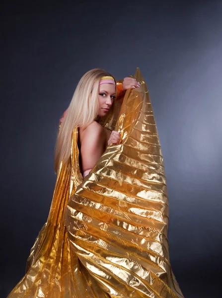Altın bir Pelerin giyen sevimli kız — Stok fotoğraf
