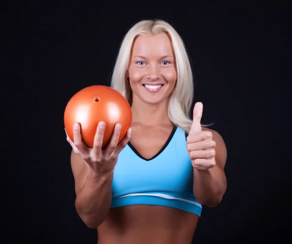 Спортсменка тримає маленький м'яч — стокове фото