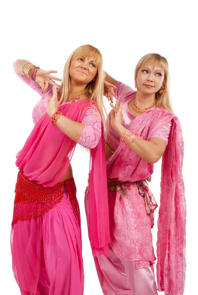 Twee vrouwen dansen buikdans — Stockfoto