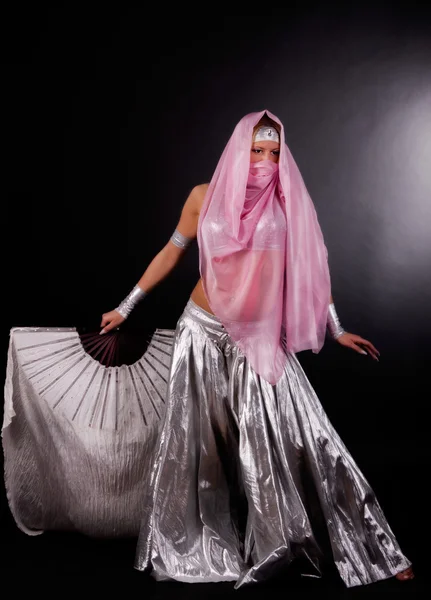 Женщина, одетая в танец парани — стоковое фото