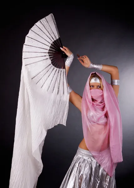 Tańcząca kobieta w haremie — Zdjęcie stockowe