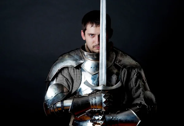 Trzymając jego wielki miecz wojownika — Zdjęcie stockowe