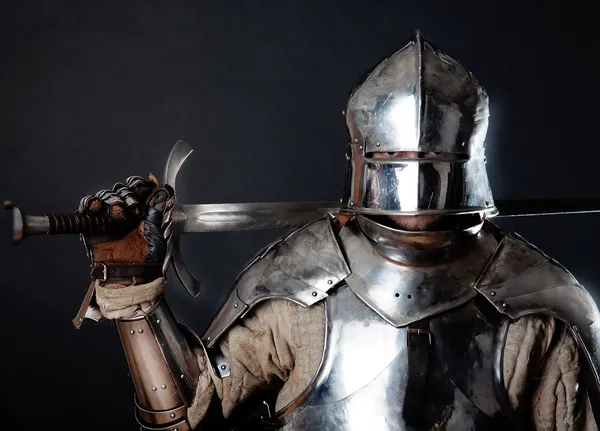 Büyük şövalye kılıcı tutan — Stok fotoğraf