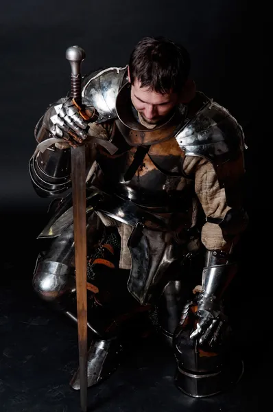Μέγας ιππότης που κρατάει το σπαθί του — Φωτογραφία Αρχείου