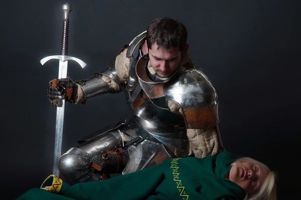 Great knight looking at dead body — Stock Photo, Image