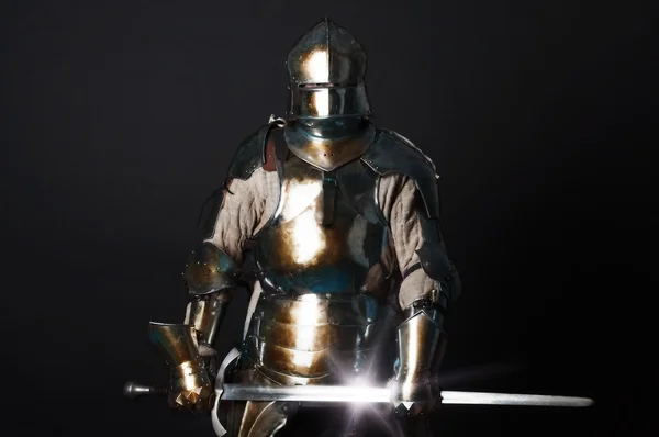 Великий рыцарь держит свой меч — стоковое фото