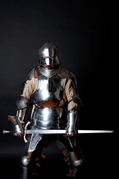 Важка броньована людина тримає меч — стокове фото