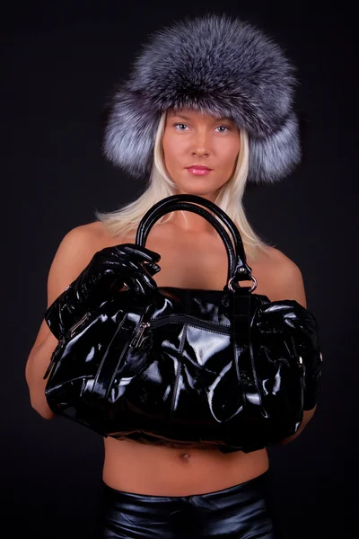 Chica usando sombrero de piel y sosteniendo una bolsa —  Fotos de Stock