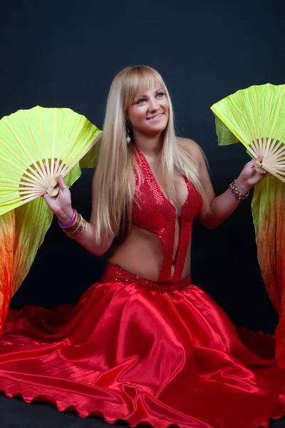 Süße blonde Tänzerin im Zirkus — Stockfoto