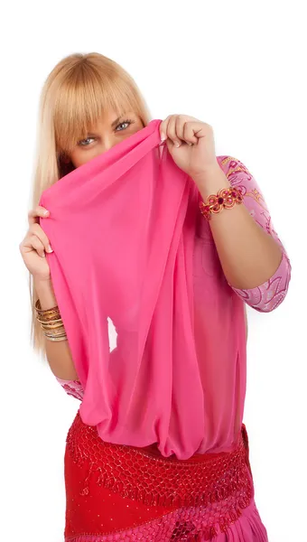 Vrouw verstopt achter sjaal — Stockfoto