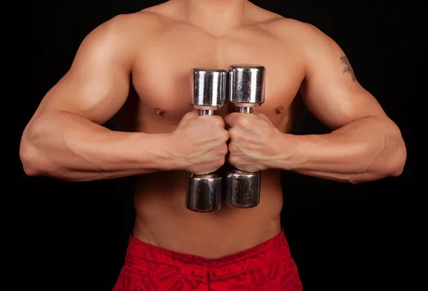 Hombre sosteniendo pesas metálicas —  Fotos de Stock