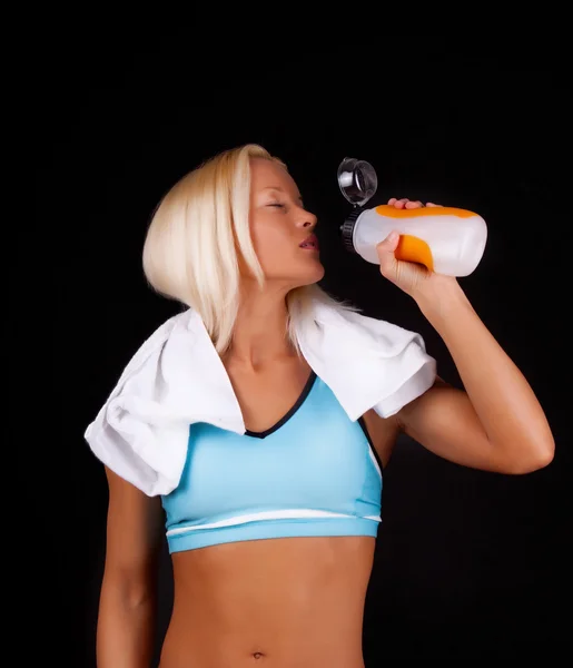 Mulher vai beber refrigerante — Fotografia de Stock