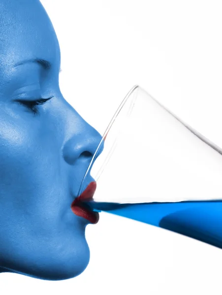 Kobieta pije jej koktajl — Zdjęcie stockowe