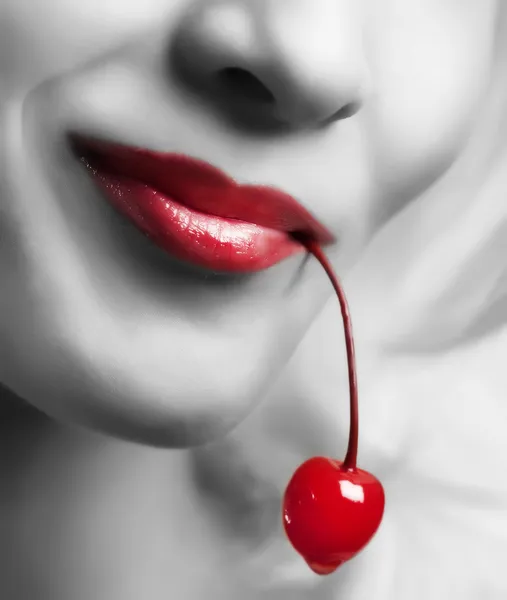 Sexy labios sosteniendo una cereza — Foto de Stock