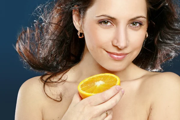 Веселая женщина со свежим апельсином — стоковое фото